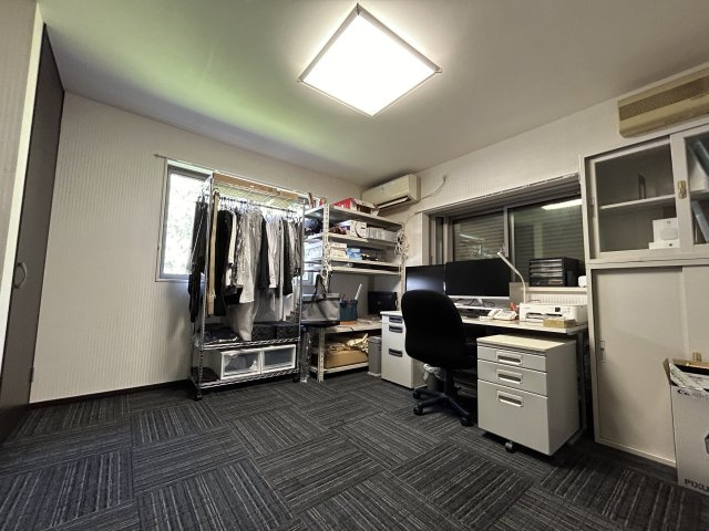 暮らしやすさと格調を両立するプレミア邸宅　熊本県熊本市北区龍田の洋室|洋室はカーペット敷き。事務スペースや作業場など、多用途に活用できます。