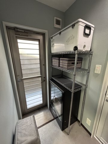 暮らしやすさと格調を両立するプレミア邸宅　熊本県熊本市北区龍田のその他|キッチンとは別に勝手口を備え、室内土間で靴を脱げます。カーペット敷きの洋室へ直接アクセス可能です。