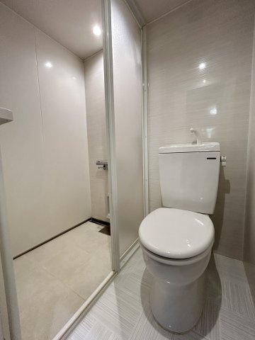 暮らしやすさと格調を両立するプレミア邸宅　熊本県熊本市北区龍田のトイレ|勝手口からすぐにトイレとシャワールーム。暑い日や花粉の季節も、さっと汗や花粉を流せて快適です。