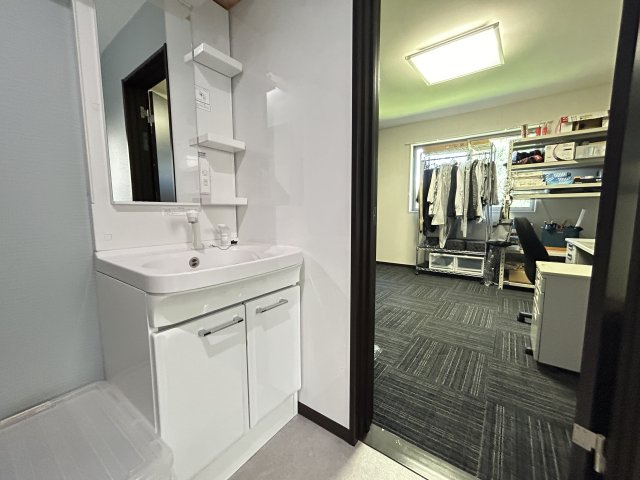 暮らしやすさと格調を両立するプレミア邸宅　熊本県熊本市北区龍田の独立洗面台|トイレとシャワールームに加え、同空間に独立洗面台も完備しています。