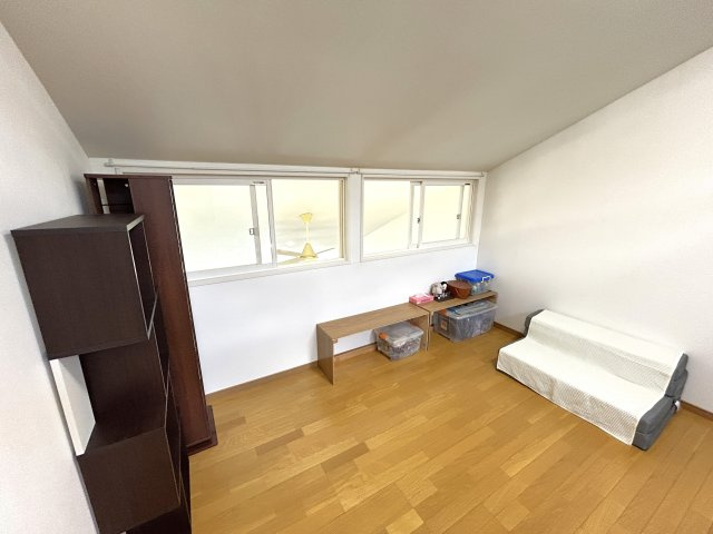 暮らしやすさと格調を両立するプレミア邸宅　熊本県熊本市北区龍田の洋室|折り畳み式階段の先の洋室。子どもの遊び場や物置として活用でき、エアコン付きで夏も快適です。