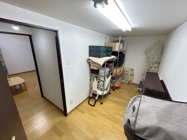 暮らしやすさと格調を両立するプレミア邸宅　熊本県熊本市北区龍田の収納|洋室隣に便利な物置部屋。奥行きがあり、季節物もたっぷり収納できます