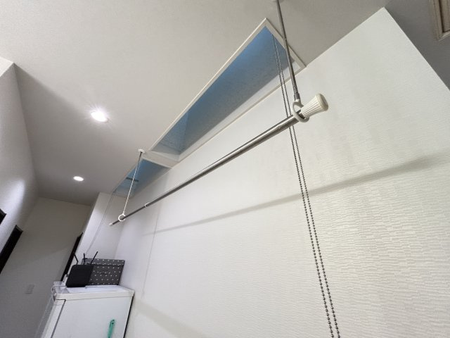 暮らしやすさと格調を両立するプレミア邸宅　熊本県熊本市北区龍田のランドリースペース|室内物干しは採光良好。天井付近のルーバー窓を開ければ外気が吹き抜け、洗濯物もスピーディーに乾きます。