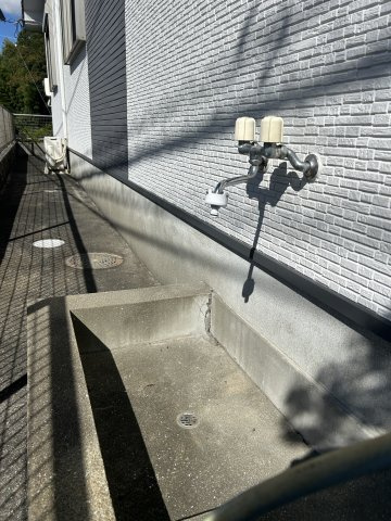 暮らしやすさと格調を両立するプレミア邸宅　熊本県熊本市北区龍田の設備|”お湯”がでる外水栓！BBQ後の油汚れを落としたり、釣り道具を洗浄するのに重宝します。
