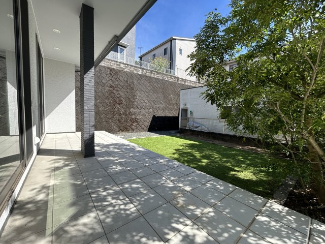 暮らしやすさと格調を両立するプレミア邸宅　熊本県熊本市北区龍田の庭|軒広のテラスは布団干しからBBQまで、多彩に楽しめる開放空間♪ロール式サンシェード付きなのも◎。