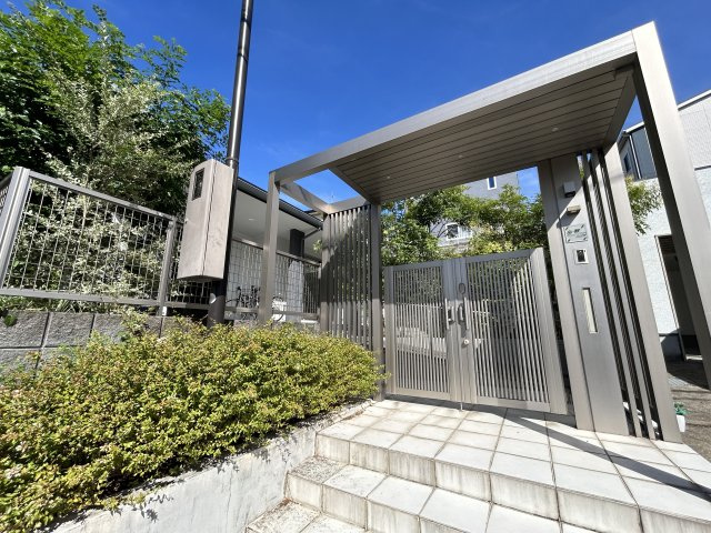 暮らしやすさと格調を両立するプレミア邸宅　熊本県熊本市北区龍田の玄関|所有感を満たす堂々の門構え。室内から施錠・開錠でき、セキュリティーもバッチリです。