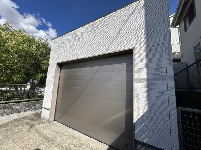 暮らしやすさと格調を両立するプレミア邸宅　熊本県熊本市北区龍田の駐車場|壮観なガレージ。シャッターは電動式で車に乗りながら開閉可能。大切な愛車やバイクを風雨から守ります♪