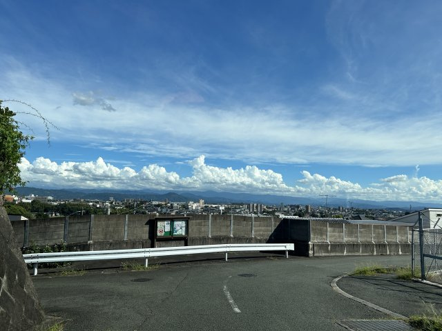 暮らしやすさと格調を両立するプレミア邸宅　熊本県熊本市北区龍田のその他|少し下った場所からの眺め。高台に位置しているため、町並みが眼下に広がり、心地よい開放感を味わえます。