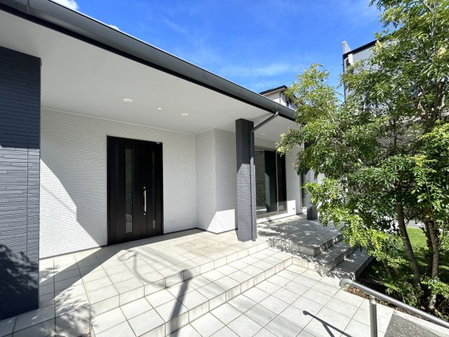 暮らしやすさと格調を両立するプレミア邸宅　熊本県熊本市北区龍田の玄関|スタイリッシュで飽きのこない玄関ポーチ。軒が広く、自転車を置いたり、雨天時の身支度にも使い勝手◎