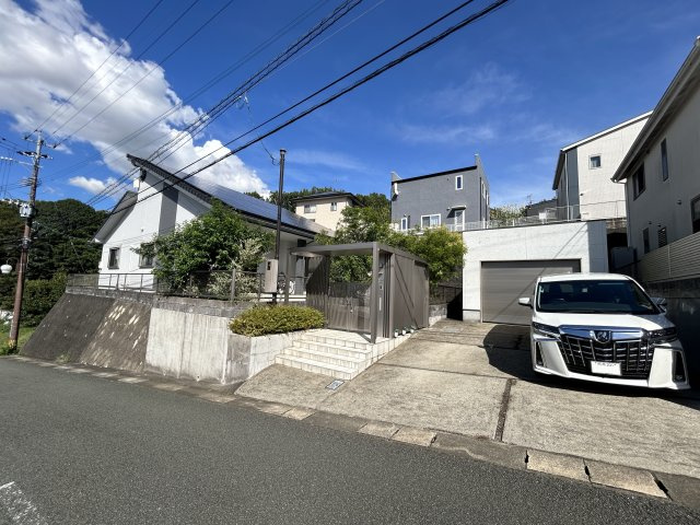 暮らしやすさと格調を両立するプレミア邸宅　熊本県熊本市北区龍田の駐車場|２区画の土地を余すことなくお洒落に、機能的に。土間に2台、ガレージに1台駐車可能。