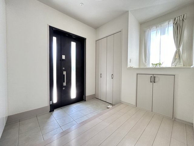 暮らしやすさと格調を両立するプレミア邸宅　熊本県熊本市北区龍田の玄関|光差す広々玄関ホールが毎日の帰宅を楽しみに変えてくれます♪