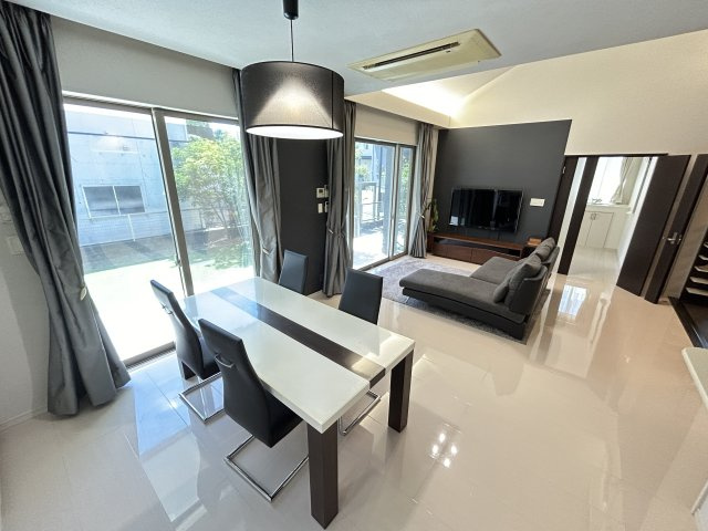 暮らしやすさと格調を両立するプレミア邸宅　熊本県熊本市北区龍田の居間・リビング|大きな窓から陽光が注ぐ心地よい寛ぎのリビングダイニング。