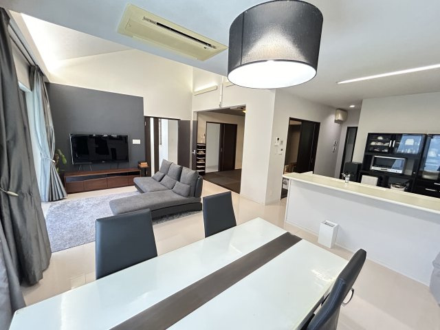 暮らしやすさと格調を両立するプレミア邸宅　熊本県熊本市北区龍田の居間・リビング|明るいダイニングスペースは好みのテーブルを自由に配置できる余裕あり♪