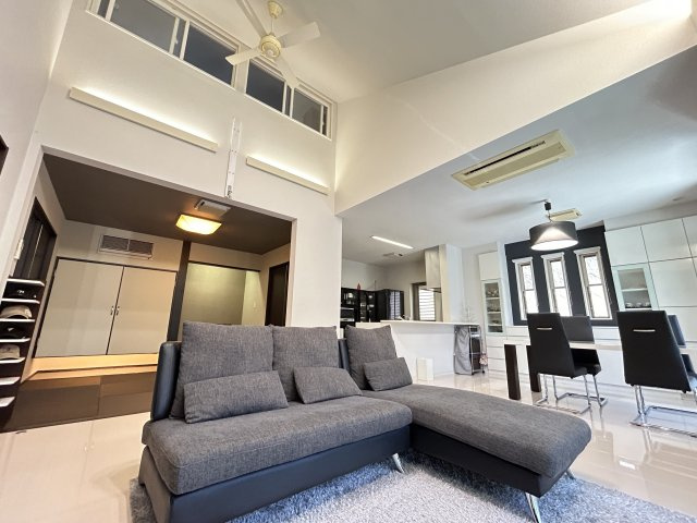 暮らしやすさと格調を両立するプレミア邸宅　熊本県熊本市北区龍田の居間・リビング|三次元的に広がる洗練された上質空間。調光も自在で心地よいリラックス時間を。