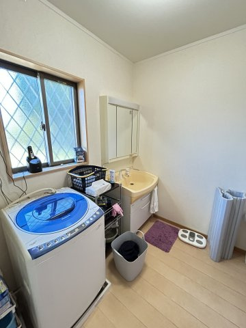 広さがココロをほどく家　熊本県熊本市南区御幸笛田4丁目の独立洗面台|脱衣洗面所。窓があり換気も明るさも◎。気持ちの良い朝を後押してくれます。