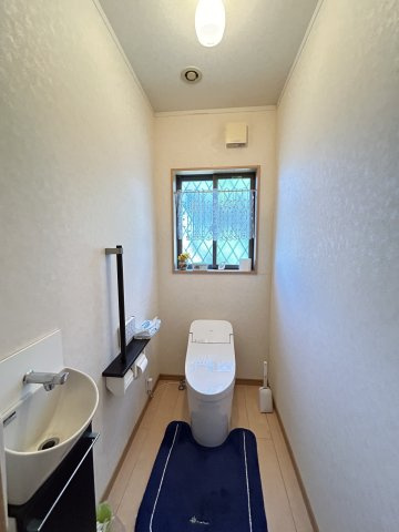 広さがココロをほどく家　熊本県熊本市南区御幸笛田4丁目のトイレ|手すり付きのタンクレストイレ。入口は通常の約1.5倍幅。トイレ介助の際、スムーズに出入りできます。