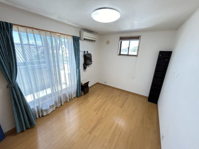 広さがココロをほどく家　熊本県熊本市南区御幸笛田4丁目の洋室|2階南側洋室6畳。クローゼット付。ベランダに接続し、布団などの大物もここから外干し可能！