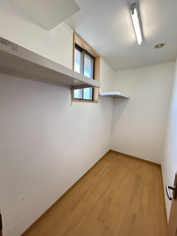 広さがココロをほどく家　熊本県熊本市南区御幸笛田4丁目の収納|2階納戸。広々収納で季節モノの洋服やストーブなどの大物まで何でもスッポリ収まり安心♪