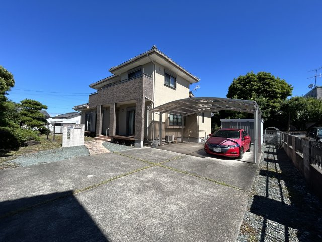 広さがココロをほどく家　熊本県熊本市南区御幸笛田4丁目の外観|6台駐車可能な外構は使い勝手◎です♪2台分カーポートあり。