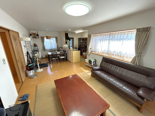 広さがココロをほどく家　熊本県熊本市南区御幸笛田4丁目の洋室|お気に入りの家具を配置しやすい長方形のLDK。食事とくつろぎスペースを按に分けたい方には◎です♪