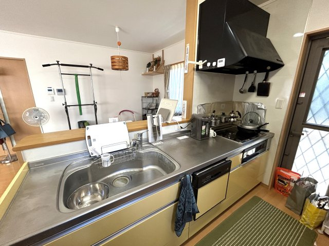 広さがココロをほどく家　熊本県熊本市南区御幸笛田4丁目のキッチン|ステンレストップのキッチン。カウンター越しに配膳もでき、食事の準備が楽々です。勝手口付も◎