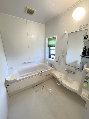 広さがココロをほどく家　熊本県熊本市南区御幸笛田4丁目の浴室|洗い場スペースが広い浴室は、小さなお子さまや介助が必要な方の洗体の際も、ゆとりを持って対応できます。