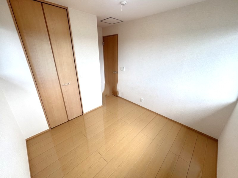 バッキンガムパレス【キャッシュバック対象】の洋室|便利な収納スペースです