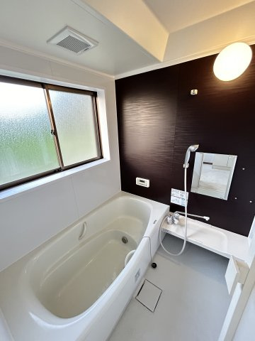 心が深呼吸する緑の暮らし　熊本県阿蘇市永草の浴室|お風呂も１２年前にリフォーム済で、キレイに維持されています。窓を開ければ半露天風呂を楽しめます♪