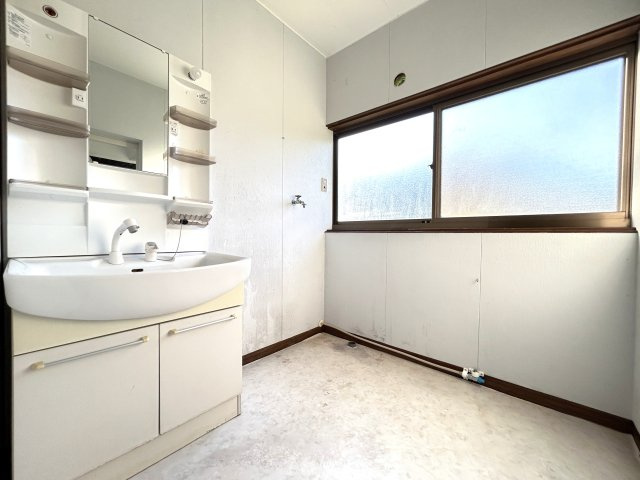 心が深呼吸する緑の暮らし　熊本県阿蘇市永草の独立洗面台|明るく広々した脱衣洗面所。GAS衣類乾燥機を取りつけられる仕様です。洗濯物の心配が解消されます♪