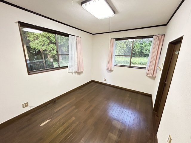 心が深呼吸する緑の暮らし　熊本県阿蘇市永草の洋室|１階東側の洋室。客間や寝室、書斎、物置きなど多用途にお使いいただけます。