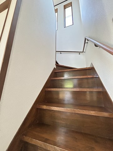 心が深呼吸する緑の暮らし　熊本県阿蘇市永草のその他共用部分|明るく、手すり付きの安心階段仕様。しっかりとした造りで、きしみ音がありません。