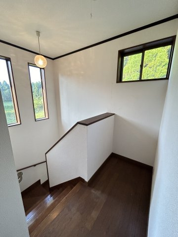 心が深呼吸する緑の暮らし　熊本県阿蘇市永草のその他共用部分|階段上の廊下にも明り取り＆換気用の窓があります。家中どこにいても自然を感じられるお家です。
