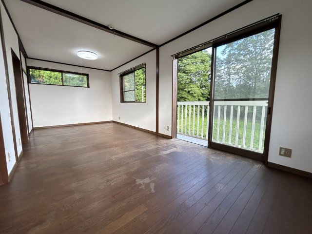 心が深呼吸する緑の暮らし　熊本県阿蘇市永草の洋室|2階南側の洋室は２部屋分割も可能。ドアも２つあります。