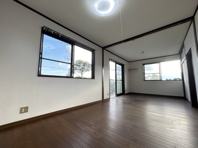 心が深呼吸する緑の暮らし　熊本県阿蘇市永草の洋室|窓を開けると爽やかな風が吹き込みます。夏には近くで打ちあがる花火を観覧できます♪