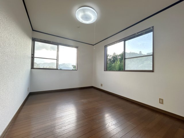 心が深呼吸する緑の暮らし　熊本県阿蘇市永草の洋室|２階北側のお部屋。電車を眺めながら、ゆっくりとプライベートな時間を満喫できる空間です。