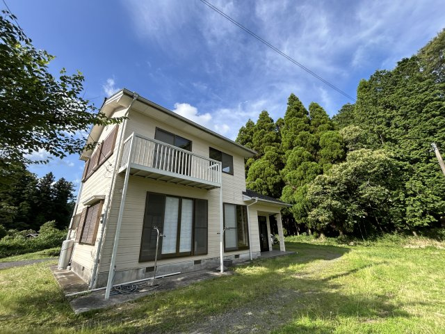 心が深呼吸する緑の暮らし　熊本県阿蘇市永草の外観|まるで別荘のような存在感。築年数を感じさせず、自然を邪魔しないシンプルなデザインです。