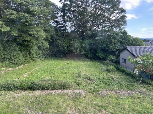 心が深呼吸する緑の暮らし　熊本県阿蘇市永草の庭|２階バルコニーから見下ろすお庭。畑、遊び場づくりなど、アイデア次第で何でもできる広さがあります♪