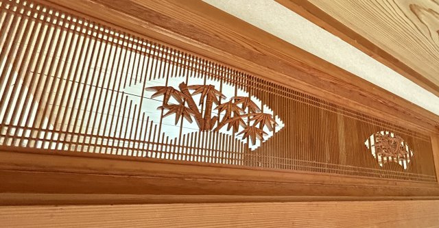 心が深呼吸する緑の暮らし　熊本県阿蘇市永草の内装|和室の欄間もキレイに維持され、空間アクセントとして華やかさと落ち着きを添えてくれています。