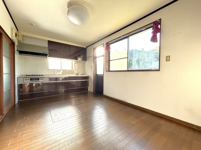 心が深呼吸する緑の暮らし　熊本県阿蘇市永草のキッチン|和室続きのダイニングキッチン。明るいダイニングスペースはお好きなテーブルを自由に配置できる余裕あり♪