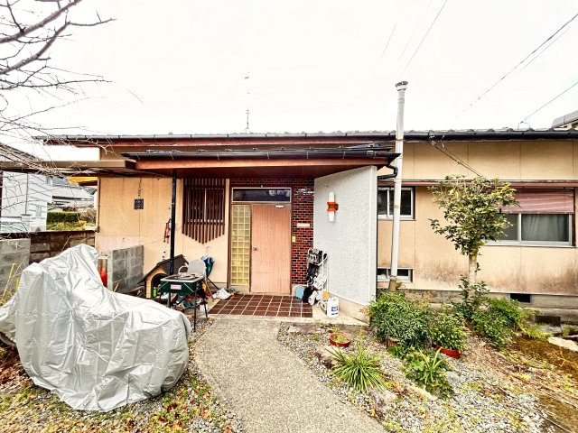 熊本県八代市日奈久塩北町 中古戸建の外観|玄関前のスペースは接道までフラット。すぐ近くまで車やバイクを寄せることができ、雨の日でも安心です♪