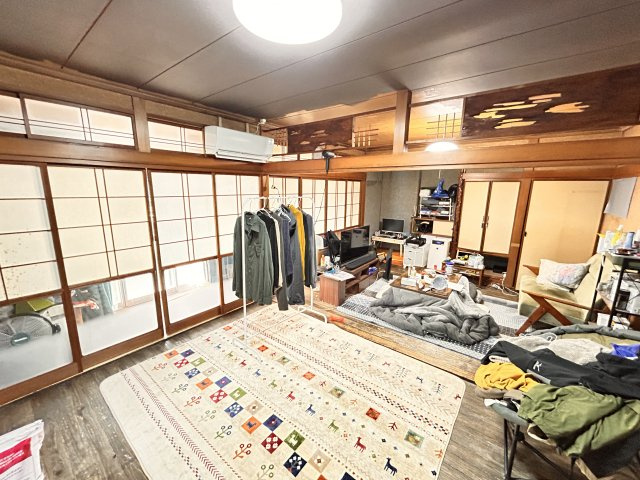 熊本県八代市日奈久塩北町 中古戸建の居間・リビング|二間続きのリビングスペースは広々快適です！