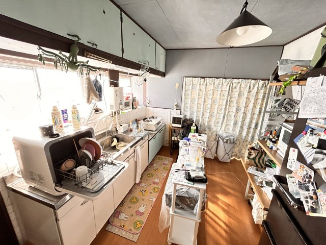 熊本県八代市日奈久塩北町 中古戸建のキッチン|奥行きと幅のあるダイニングスペース。家具の配置次第でダイニングテーブルの設置も可能です。