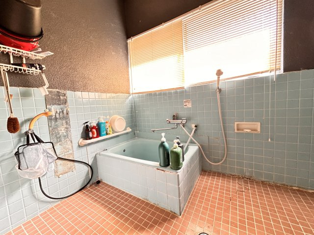 熊本県八代市日奈久塩北町 中古戸建の浴室|洗い場が広く明るいお風呂です。ペットのケアや大きな汚れ物洗浄などに便利な広さです♪