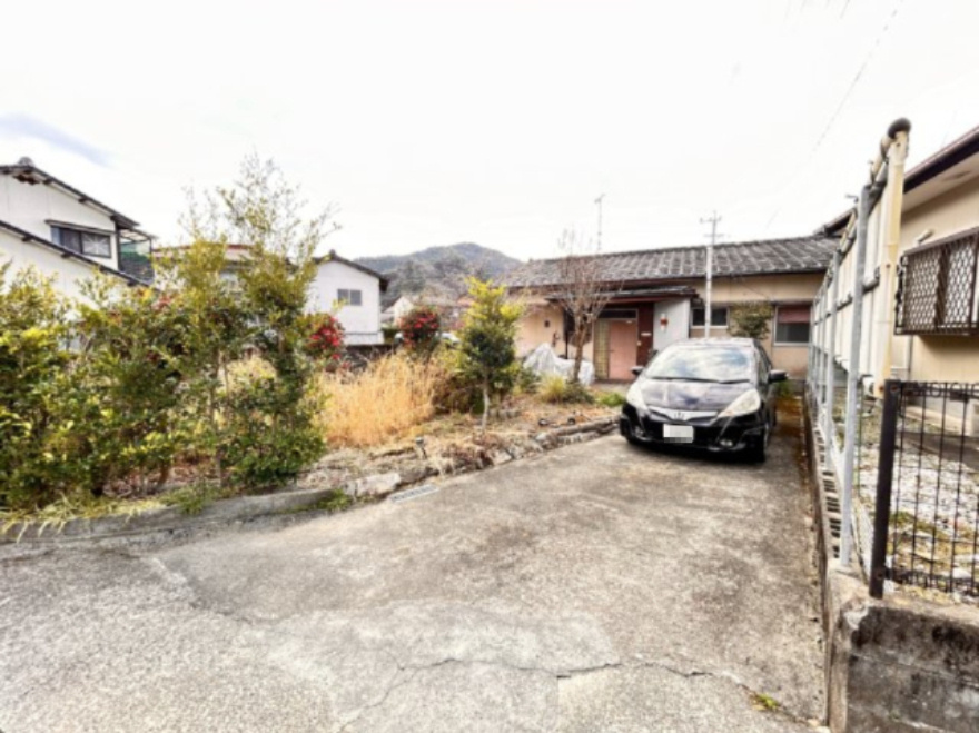 熊本県八代市日奈久塩北町 中古戸建の駐車場|2台駐車可能な土間スペース。植栽を植えたり、家庭菜園を楽しめるエリアもございます。