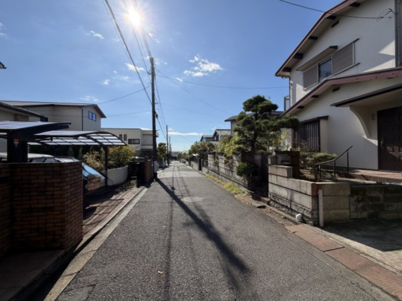 建築条件なし！敷地面積約100坪の広々売地の前面道路含む現地写真