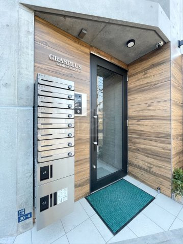 グラスプラス上中里のエントランス