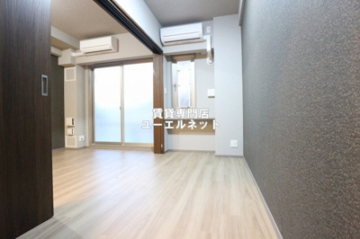 【寝室】 | スプランディッド江坂３ | 明るく開放感のある居室で、自分だけのくつろぎ空間を。