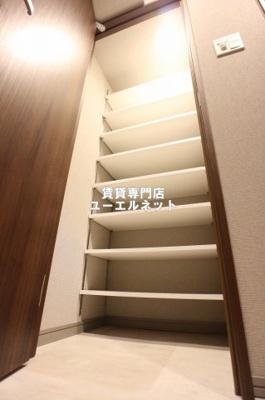 【設備】 | スプランディッド江坂３ | 収納力たっぷりのシューズボックスで玄関すっきり！