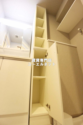 【設備】 | スプランディッド江坂３ | 洗面室にある収納棚です♪