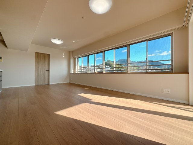 【居間・リビング】 | サンパーク鉄王☆仲介手数料無料☆ | 景観を楽しみながら家族で寛げる、開放感あふれるリビングです。高層階ならではの陽当りと風通しの良さが、日々の暮らしに心地よいゆとりを与えてくれます。家族が集まる場所だからこそ、質にこだわった空間です。